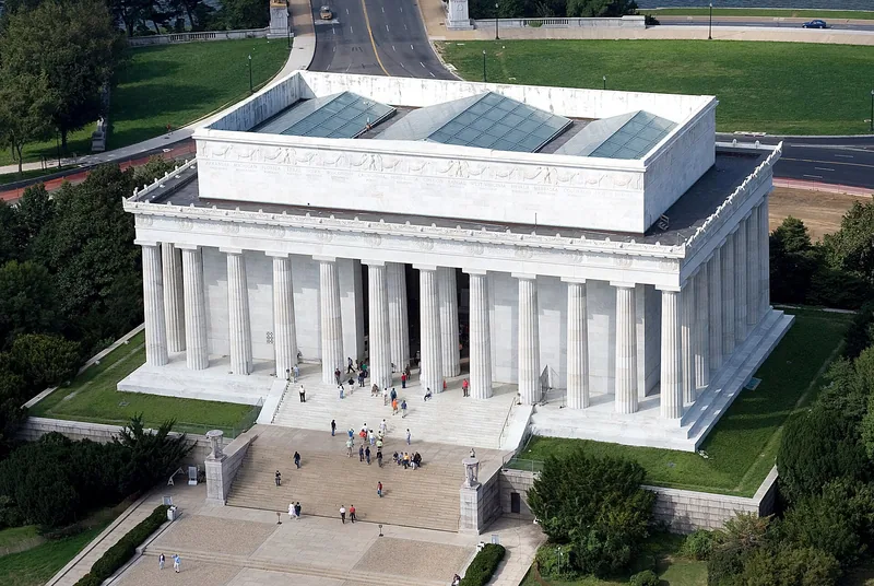 Das Lincoln Memorial bei Tageslicht, seine dorische Säulenhalle vom National Mall aus gesehen