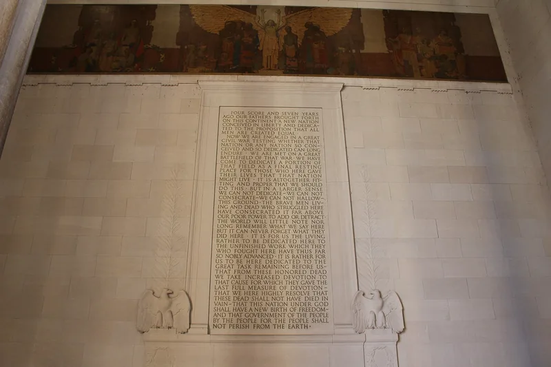 Eine der beiden Seitenwände der Kammer, in die eine Rede Lincolns eingemeißelt ist